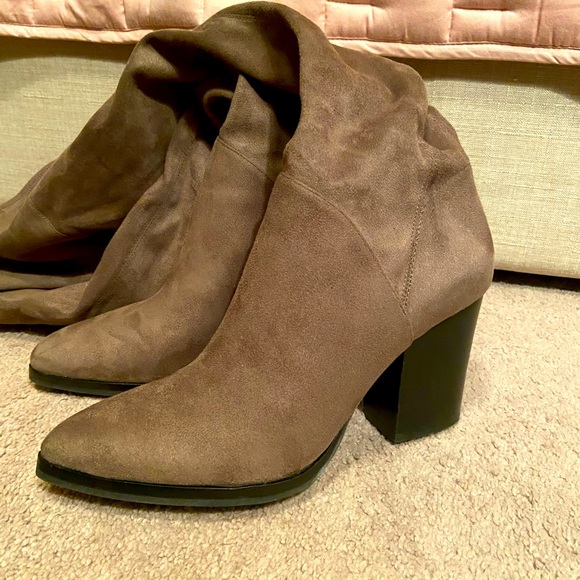 Thigh high Marc Fisher boots. 3” block heel. Like new! Worn once. Size 9.5 - Picture 2 of 8